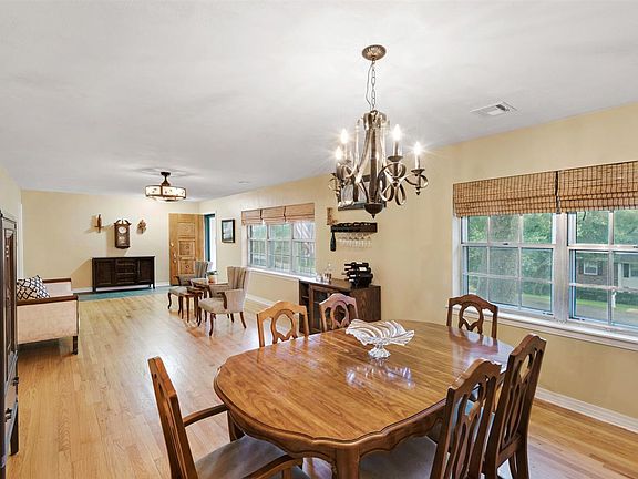 5th image of 790 Woodbine Dr