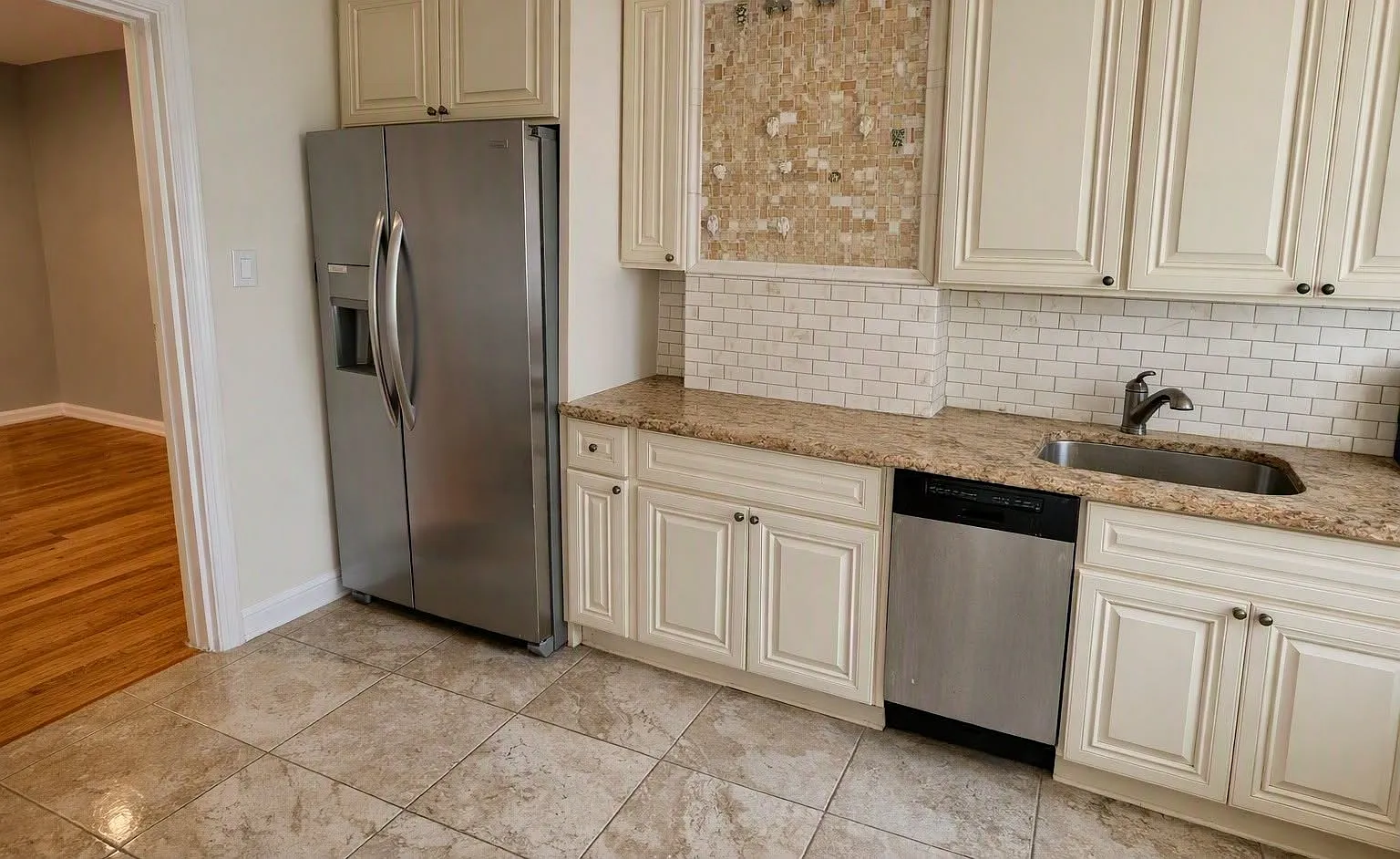 3 bed, $3,000 — Photo 2