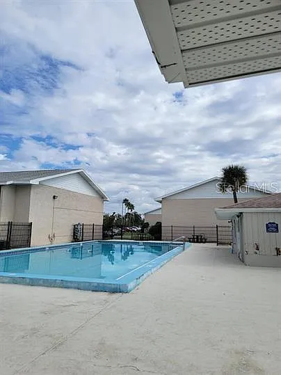 828 Sky Lake Cir #B — Photo 10