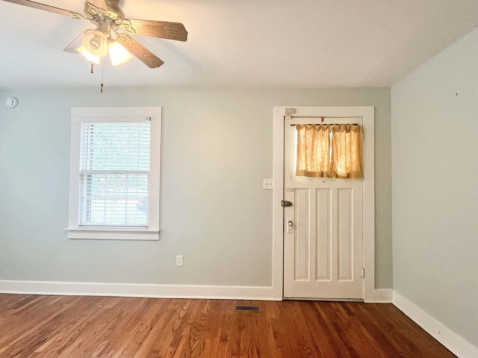 2 bed, 1.0 bath, 870 sqft, $1,325 — Photo 3