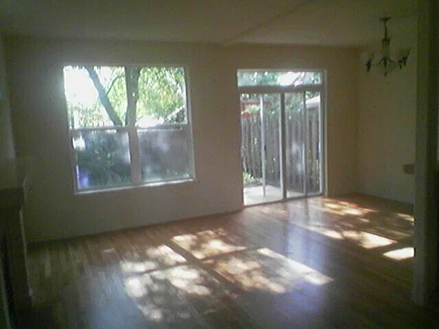 Chic and Modern 3 Bedroom Townhouse- Steps from Irving Park! — Photo 3
