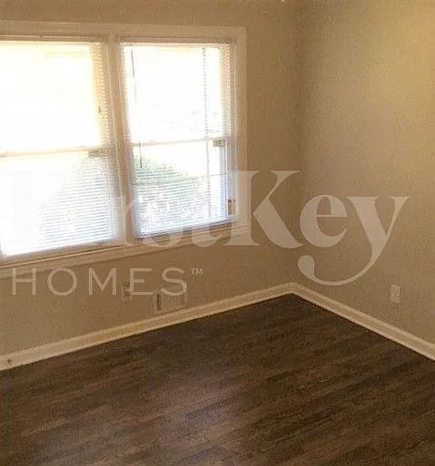 1843 Wee Kirk Rd SE — Photo 3