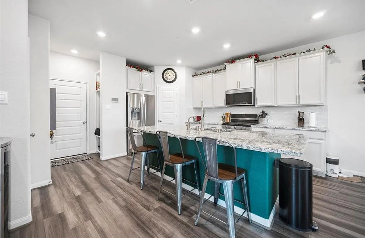3 bed, 2.5 bath, 2035 sqft, $2,800 — Photo 3