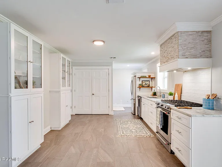213 Lynn Dr — Photo 4