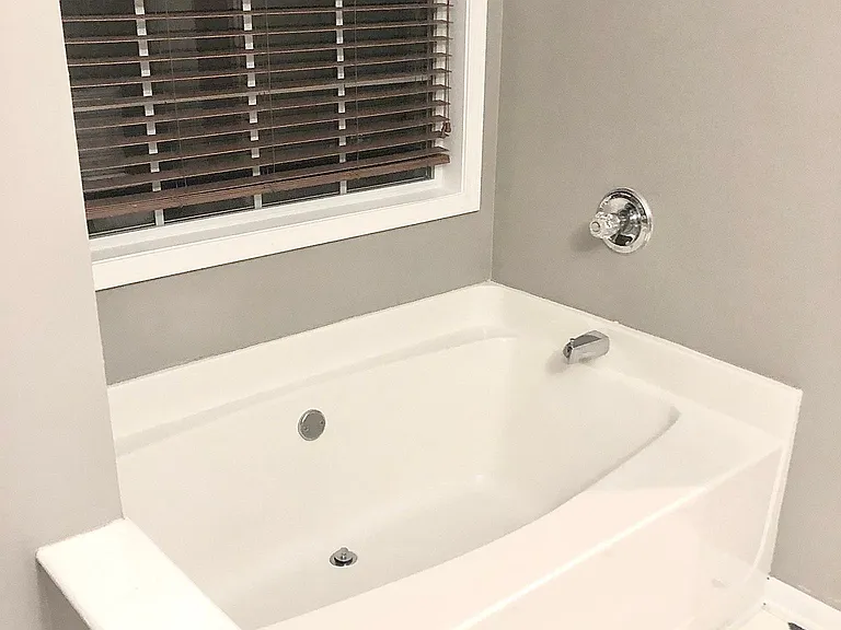 Spacious Master Bathroom w Vaulted Ceiling- Soaking Tub, Spacious Shower, Dual Vanity, Separate Commode, Linen Closet