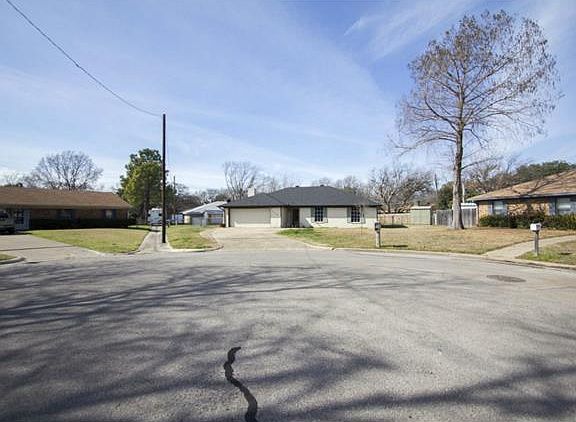 4th image of 228 Churchill Ave