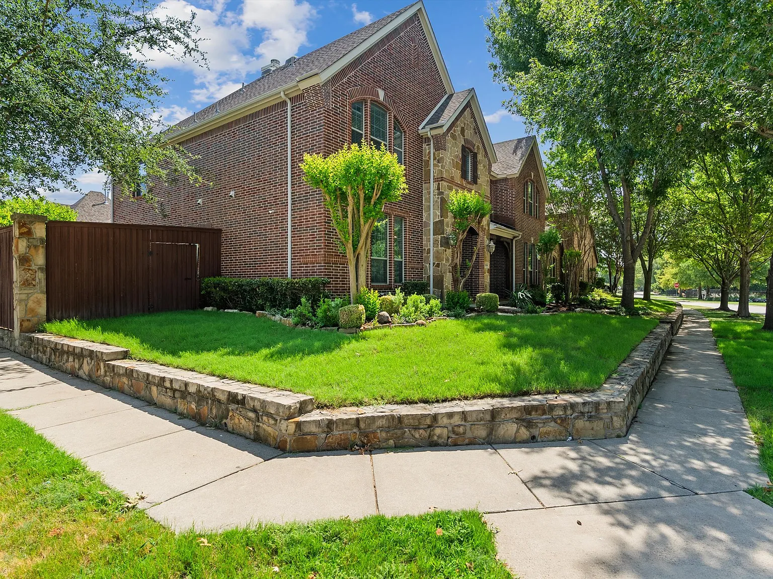 6 bed, 4523 sqft, $5,500 — Photo 4
