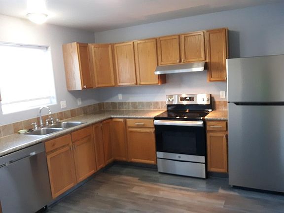 kitchen with new appliances and kitchen faucet and garbage disposal