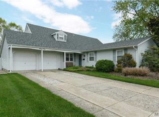 42 Loop Dr, Sayville, NY 11782