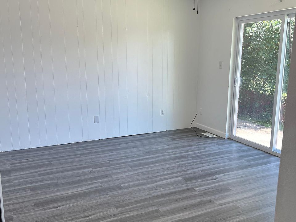 1st image of 4044 Crest Dr #4044
