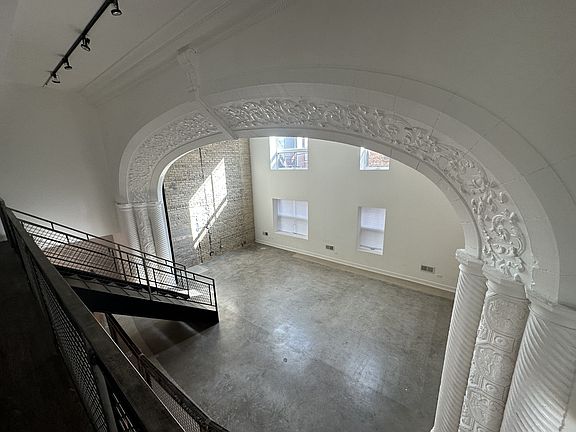 2nd image of 4601 N Paulina St #302