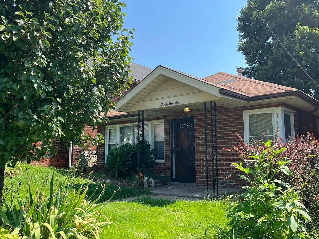 2 bed, 1.0 bath, 936 sqft, $1,100 — Photo 2