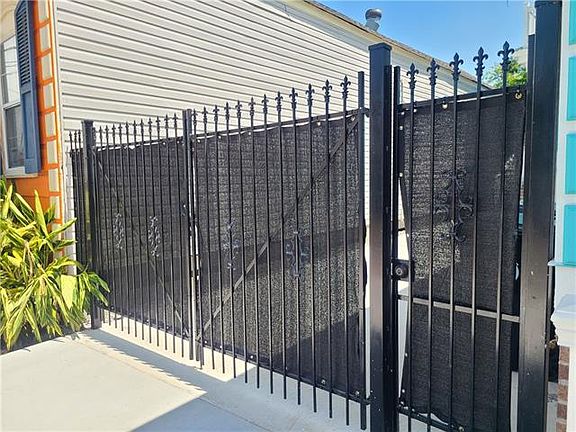 3rd image of 1716 Urquhart St