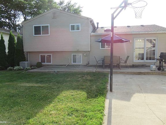 2nd image of 39568 Camp St