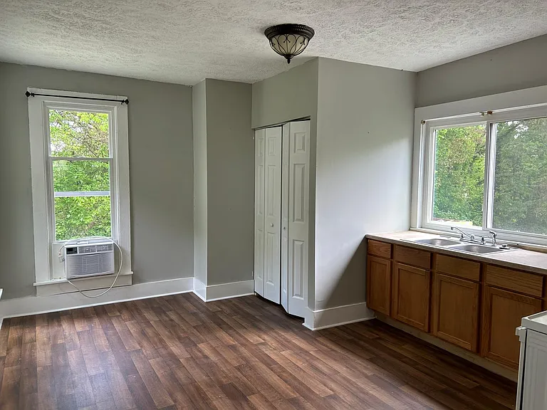 10401 N Bunkerhill Rd — Photo 3