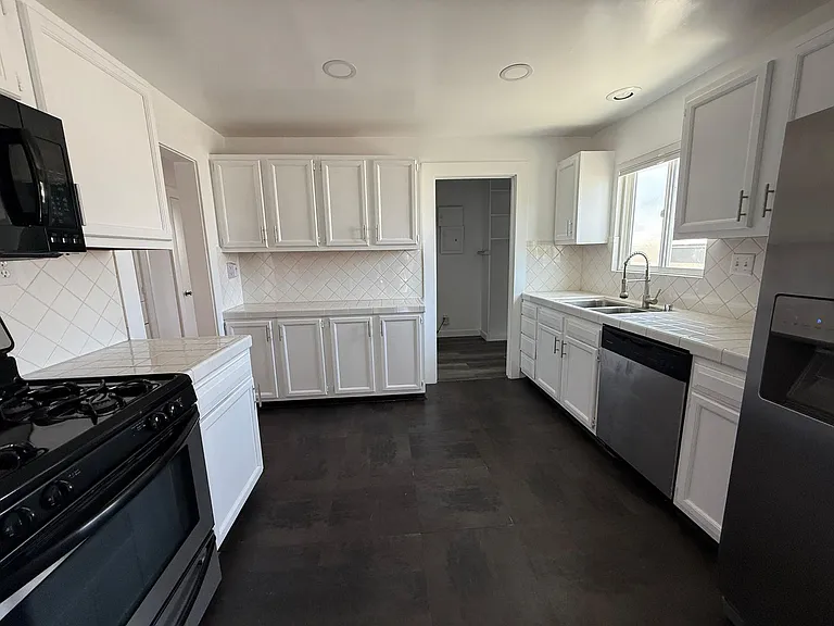 208 4th Ave — Photo 3