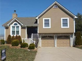 2424 NE Dale Hunter Dr, Lees Summit, MO 64086