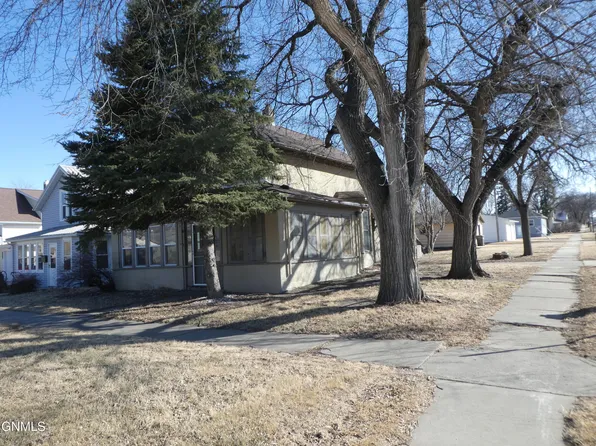 504 4th St SE, Jamestown, ND 58401