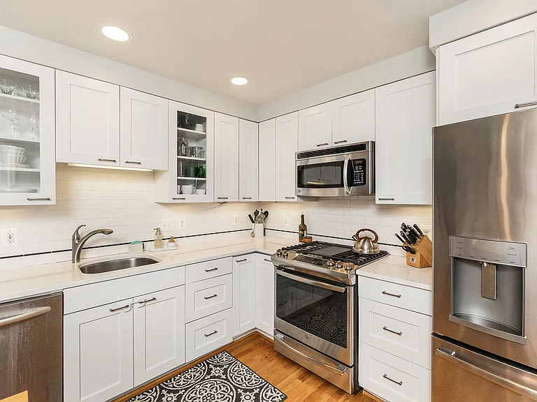 2320 Sanford St — Photo 8