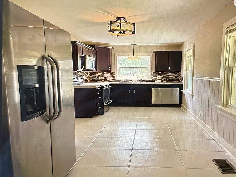 305 S Russell St — Photo 3