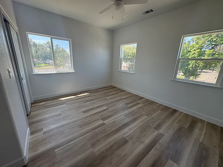 414 E Fremont St — Photo 13