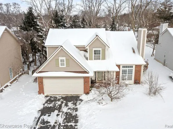 4515 Commerce Woods Dr, Commerce Township, MI 48382