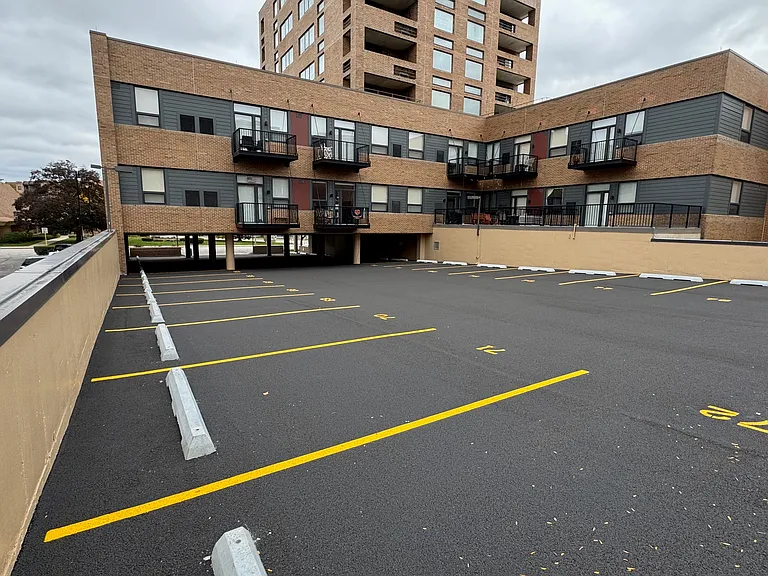 Des Plaines Tower — Photo 29