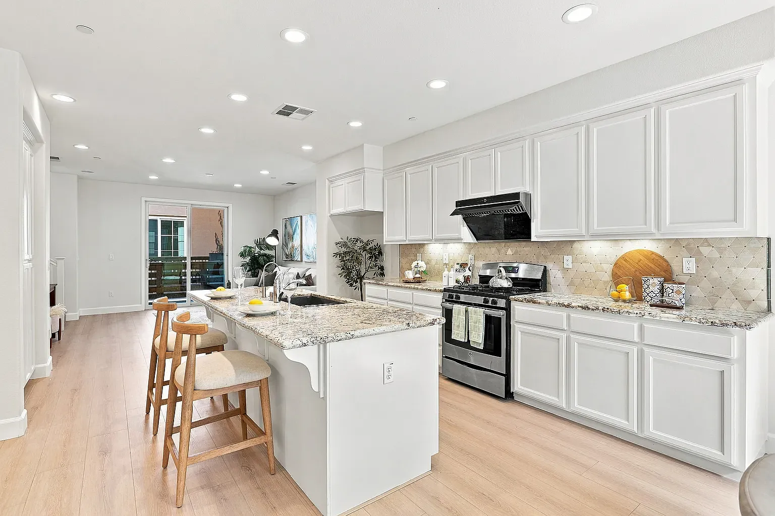 3 bed, 3.5 bath, 1600 sqft, $6,000 — Photo 1