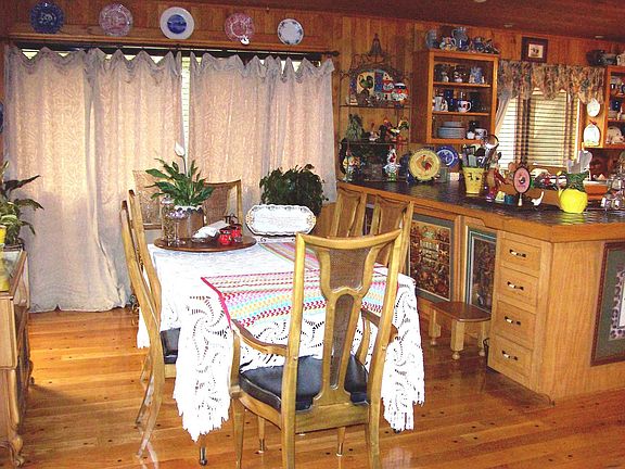 Large eat-in Kitchen