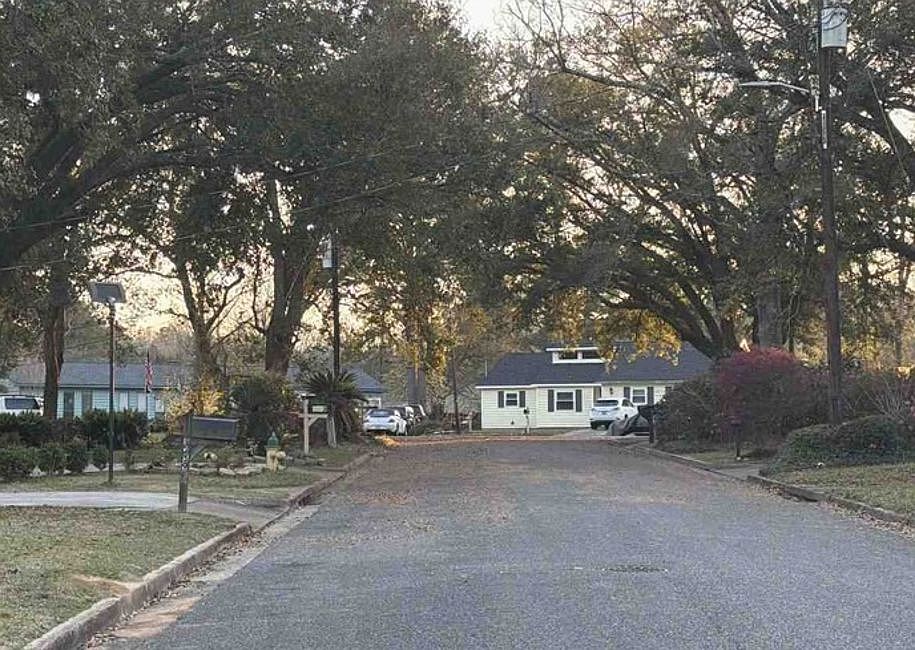 Exterior Neighborhood (street photo)