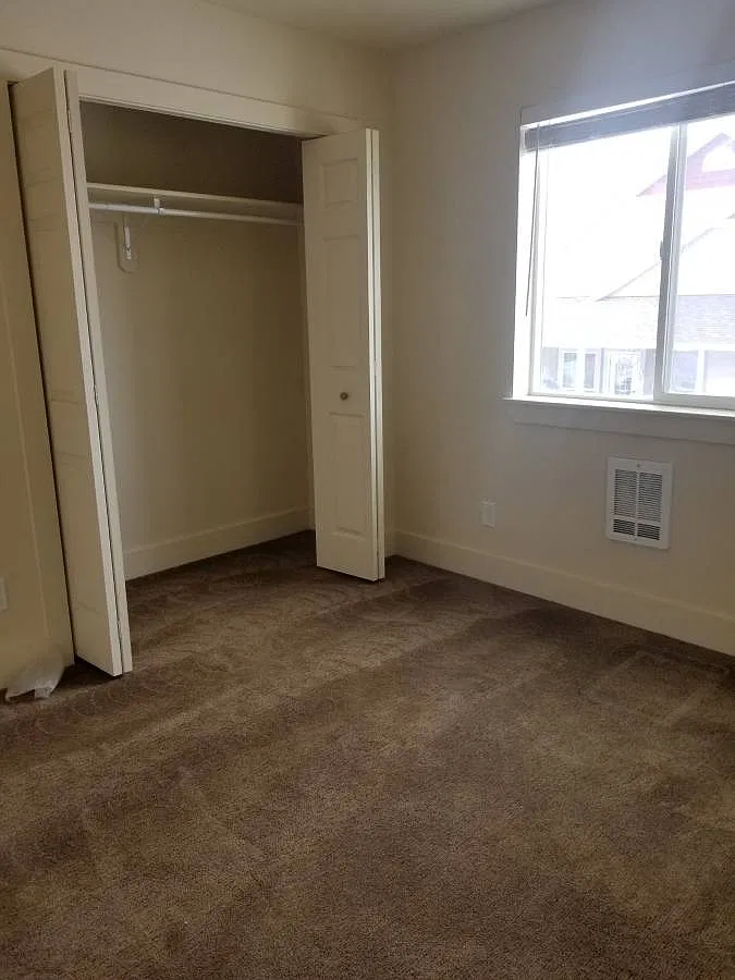 3 bed, 1000 sqft, $895 — Photo 2