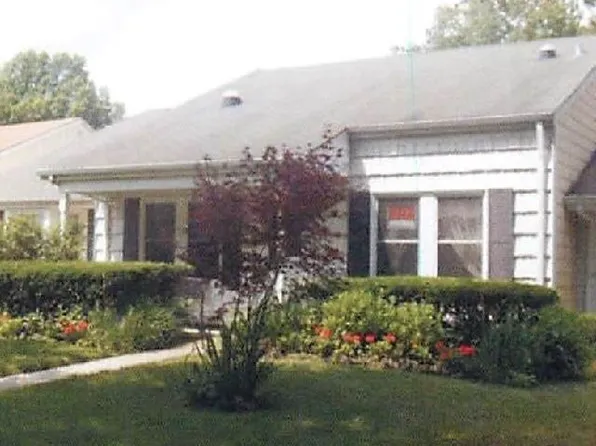 20 Freedom Ln, Coram, NY 11727