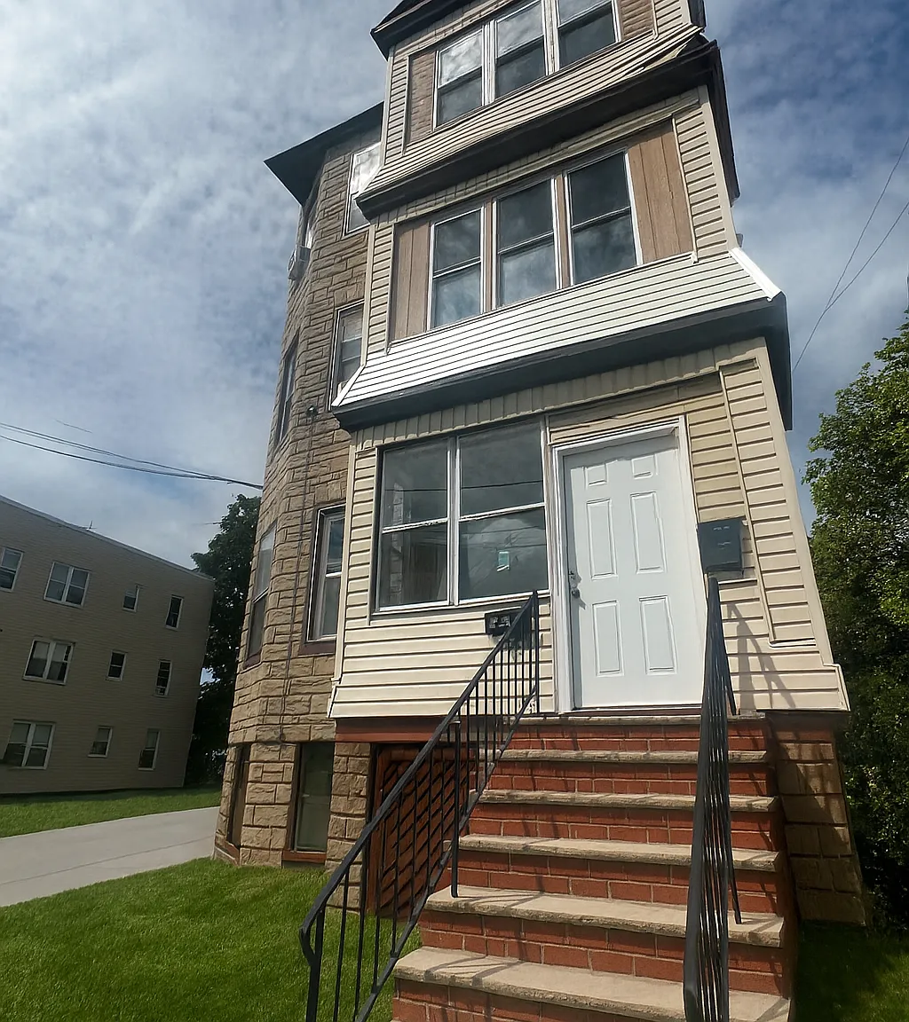 3 bed, 1100 sqft, $2,000 — Photo 2