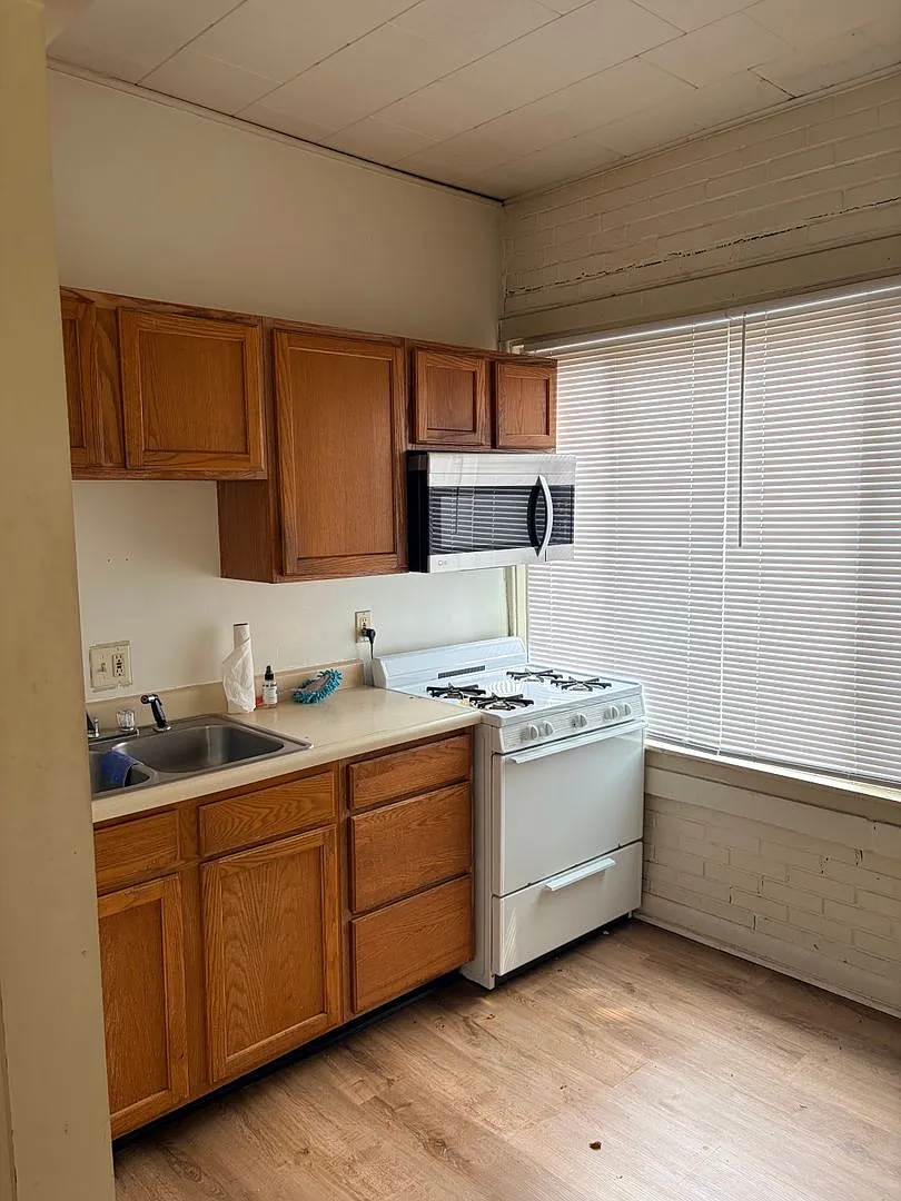 111 E Cottage Grove — Photo 3
