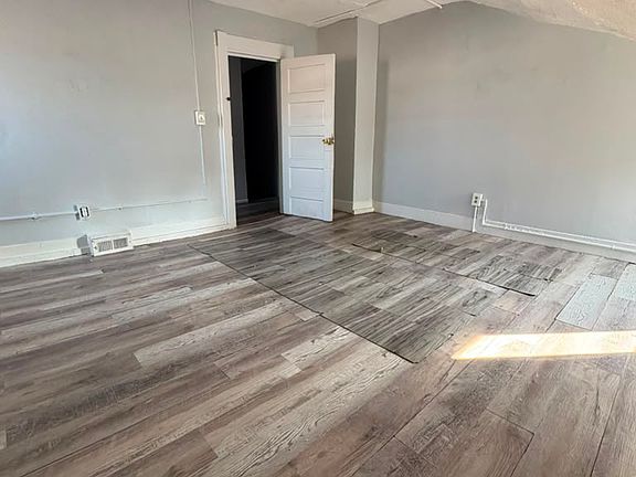 4th image of 211 W 3rd St