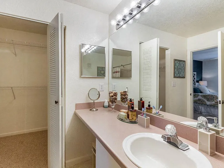 Windsong Apartments — Photo 24