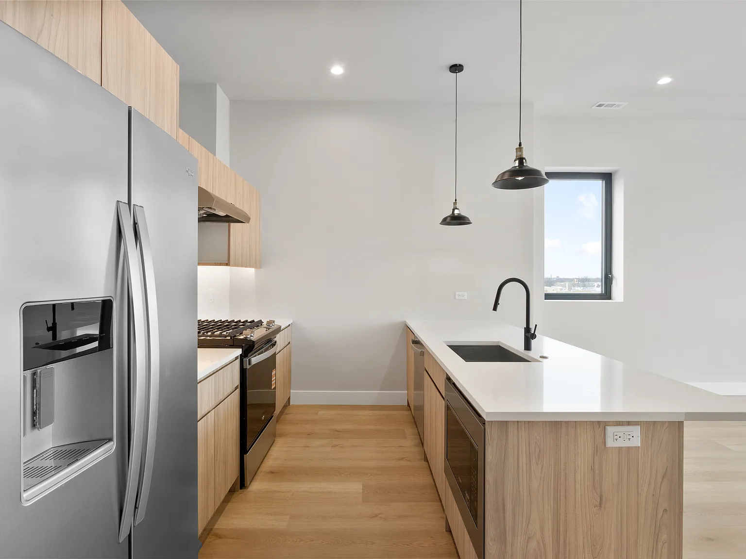 3 bed, 1040 sqft, $3,600 — Photo 2