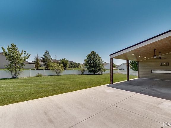 3rd image of 420 Van Buren Ct