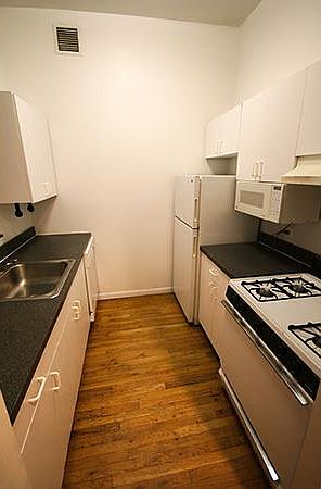 2nd image of 110 Greenwich St #1R