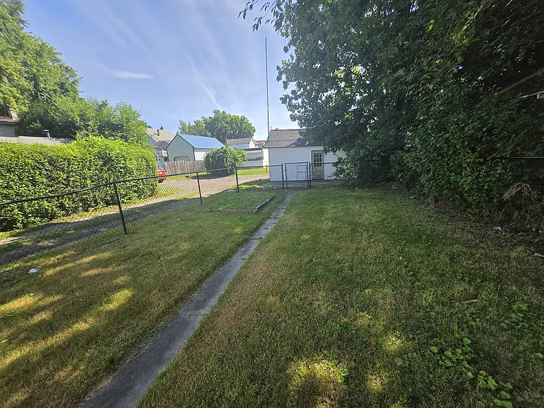 326 1/2 Warren St — Photo 5