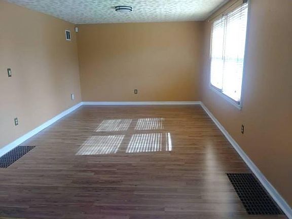 4th image of 579 Niagara Falls Blvd