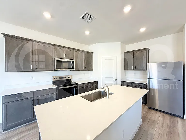 634 W Red Hawk Ct — Photo 3
