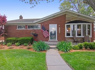 22000 Tanglewood St, Saint Clair Shores, MI 48082