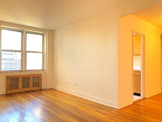 Rented by Kew Forest Realty Inc | media 4