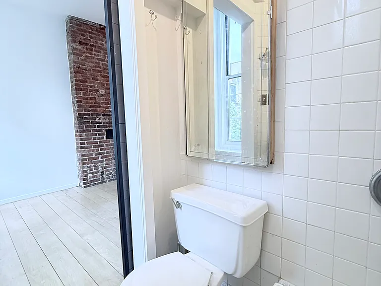 625 E 6th St #8 — Photo 7