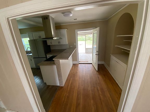 4th image of 648 Loeb St