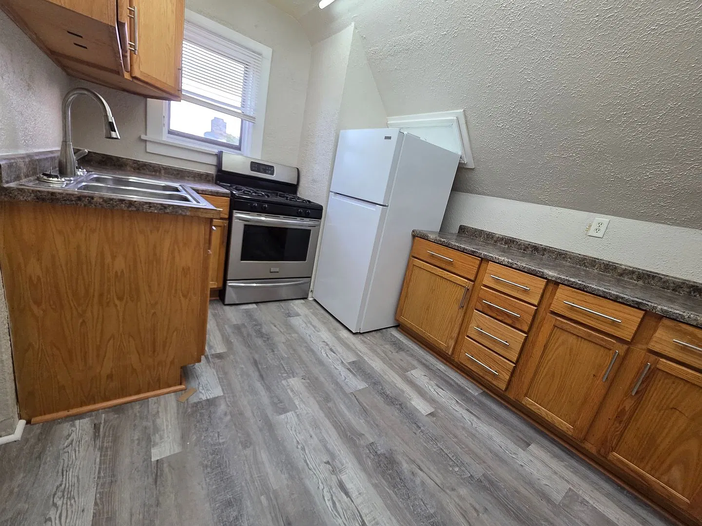 Spacious 2 Br / 1ba Upper Unit In Racine With Appliances! — Photo 4