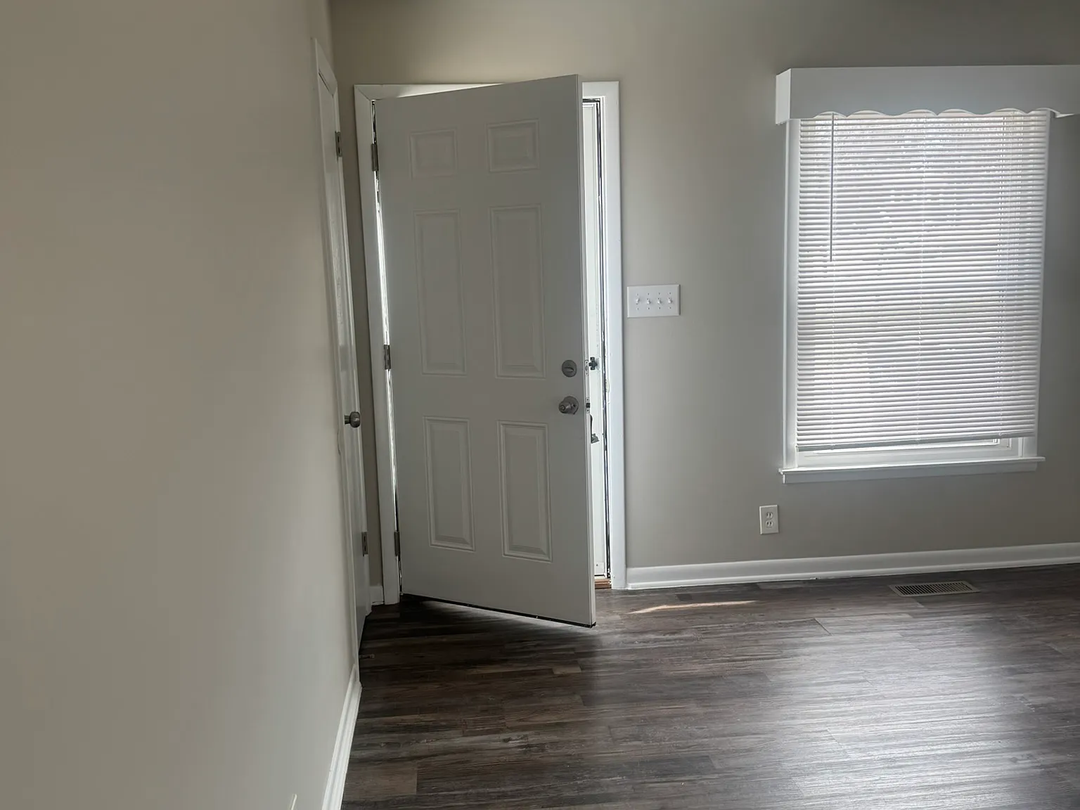 3 bed, 1000 sqft, $1,200 — Photo 1