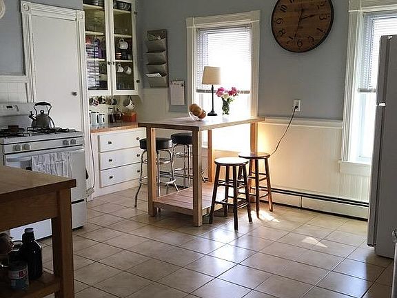 LARGE KITCHEN