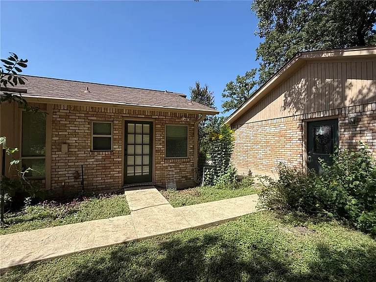 6015 Los Robles Dr #A — Photo 16